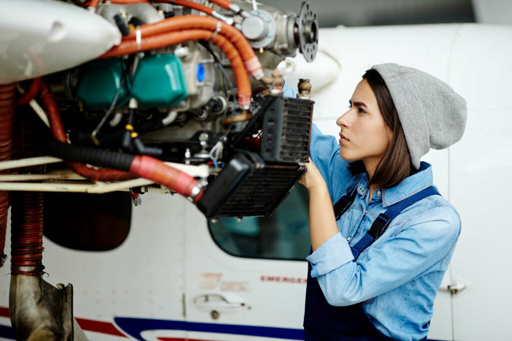 Élève en atelier de mécanique aéronautique